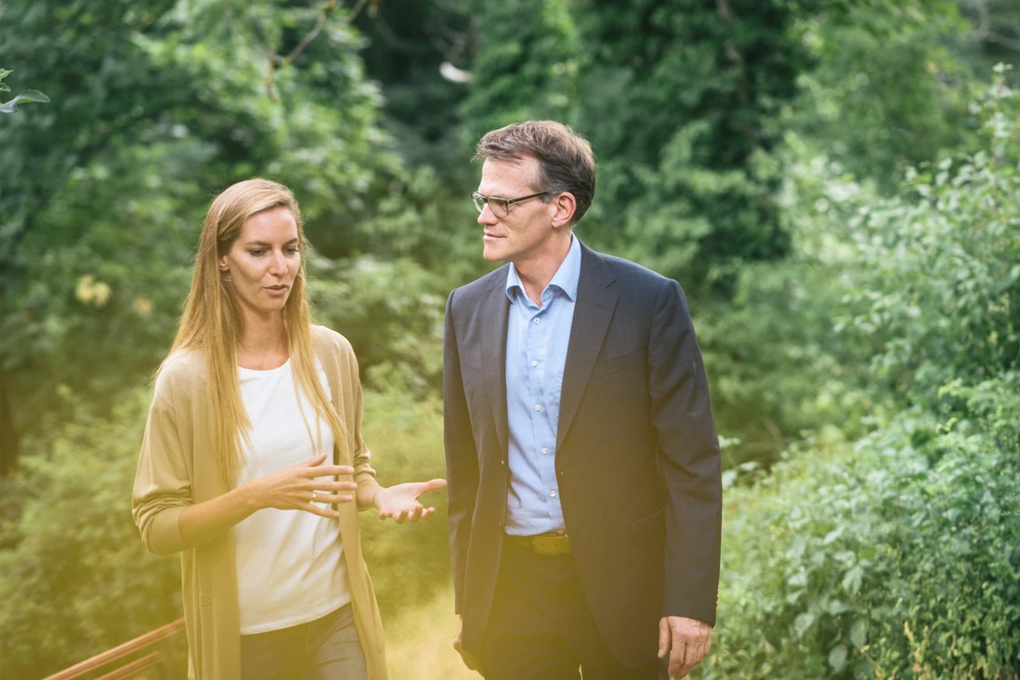 Arzt und patientin gehen spazieren und unterhalten sich